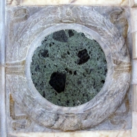 Sagrestia della cappella delle Virtù, portale, ghirlanda 01 by Sailko