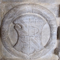 Cappella dei caduti, portale, stemma sigismondo