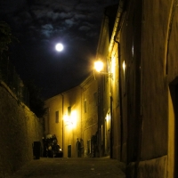 Una vecchia via illuminata dalla luna - Larabraga19