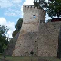 Le mura del castello dall'esterno - Baroxse - Montegridolfo (RN)