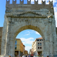 Arco di Augusto - Rimini - facciata NW - Paperoastro - Rimini (RN)