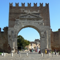 Arco di Augusto - Rimini - facciata SE - Paperoastro