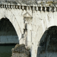 Ponte di Tiberio Rimini particolare - Paperoastro - Rimini (RN)