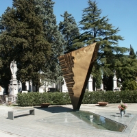 Wikilovesmonuments2016 - cimitero monumentale tomba Fellini e Masina (Pomodoro)
