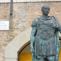 Rimini Statua di Cesare particolare - Paperoastro