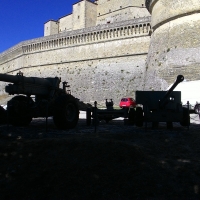Rocca di San Leo, cannoni e mura esterne - Fringio