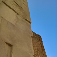 Dettaglio colonna di sinistra Arco di Augusto, Rimini - Supermabi