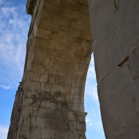 Dettaglio colonna di destra, Arco di Augusto di Rimini - Supermabi