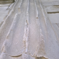 Colonna dell'Arco di Augusto, dettaglio - Supermabi