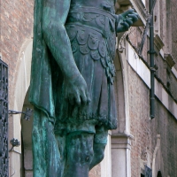 Rimini profilo statua di Giulio Cesare 1 - Paperoastro - Rimini (RN)