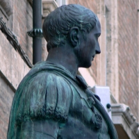 Rimini profilo statua di Giulio Cesare 2