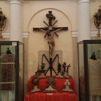 Cripta con Crocifisso e strumenti della Passione - Marco Musmeci