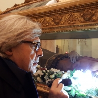 Vittorio Sgarbi guarda il corpo incorrotto di Santo Amato Ronconi - Marco Musmeci