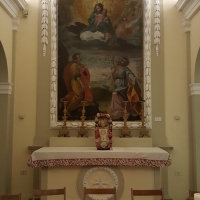 L'altare con la pala dei Santi Sergio e Bacco in adorazione della Madonna col Bambino e veduta di Saludecio e Montegridolfo (?) - Marco Musmeci