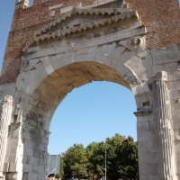 Dettagli dell'arco augusteo - Marmarygra - Rimini (RN)