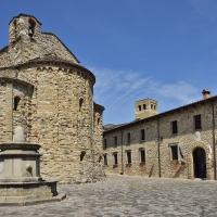 La piazzetta ed il palazzo - Carlo grifone - San Leo (RN)