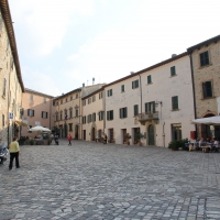 San Leo, piazza Dante Alighieri (04) - Gianni Careddu - San Leo (RN)