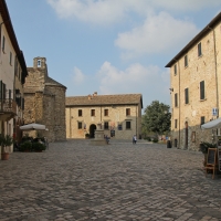 San Leo, piazza Dante Alighieri (01) - Gianni Careddu - San Leo (RN)