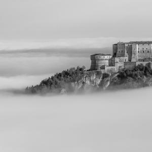 Rocca di San Leo tra la nebbia - Marino Alessandrini