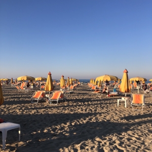 Spiaggia con ombrelloni al tramonto - Francesca Pasqualetti