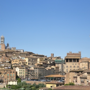 Vista del centro storico di Siena, con il Duomo e la Torre del Mangia sullo sfondo - Simone Antonazzo / ENIT SpA