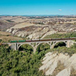 Un treno attraversa le Crete Senesi - ENIT SpA