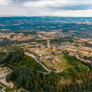 Vista aerea della Rocca di Radicofani - ENIT SpA