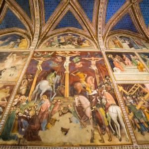 Duomo di San Gimignano, affresco con la crocifissione di Gesù di Lippo e Federico Memmi - Simone Antonazzo / ENIT SpA