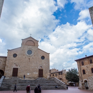 Facciata del Duomo di San Gimignano; a destra, Torre Salvucci - Simone Antonazzo / ENIT SpA