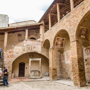 San Gimignano, cortile del Palazzo Comunale - Simone Antonazzo / ENIT SpA