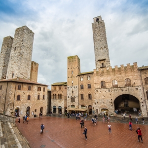 San Gimignano, Piazza del Duomo; da sinistra a destra: Torri dei Salvucci, Torre Pettini, Torre Chigi e Torre Rognosa - Simone Antonazzo / ENIT SpA