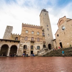 San Gimignano, Piazza del Duomo; da sinistra a destra: Palazzo del Popolo, Torre Grossa e Duomo - Simone Antonazzo / ENIT SpA