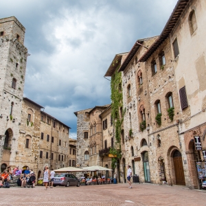 San Gimignano, Piazza della Cisterna; in the background, the Devil's Tower - Simone Antonazzo / ENIT SpA