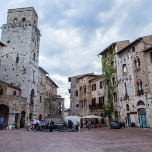 San Gimignano, Piazza della Cisterna; a sinistra la Torre del Diavolo - Simone Antonazzo / ENIT SpA