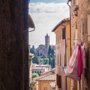 Uno scorcio di Siena con, sullo sfondo, la Basilica di San Clemente in Santa Maria dei Servi - Simone Antonazzo / ENIT SpA