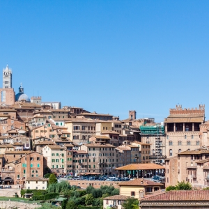 Vista del centro storico di Siena, con il Duomo e la Torre del Mangia o sullo sfondo - Simone Antonazzo / ENIT SpA