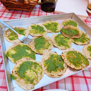 Panigacci, tipici pani della lunigiana non lievitati, conditi al pesto - ENIT SpA