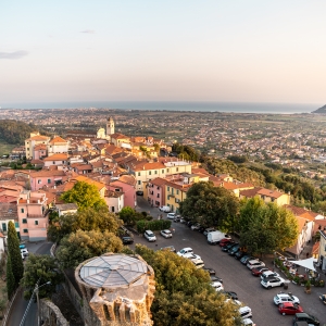 Vista aerea del borgo di Castelnuovo Magra - ENIT SpA