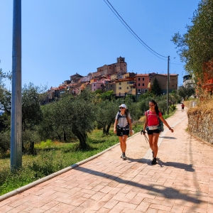 Due pellegrine sulla Via Francigena si allontanano dal borgo di Ponzano Superiore - ENIT SpA