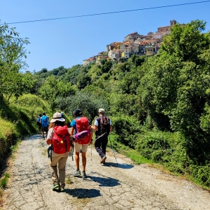 Un gruppo di pellegrini sulla Via Francigena si dirige verso il borgo di Ponzano Superiore - ENIT SpA