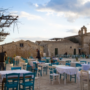 Ristorante tipico a Marzamemi con la Chiesa di San Francesco Di Paola sullo sfondo - Simone Antonazzo / ENIT SpA