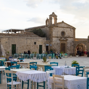 Ristorante tipico a Marzamemi e chiesa di San Francesco Di Paola - Simone Antonazzo / ENIT SpA