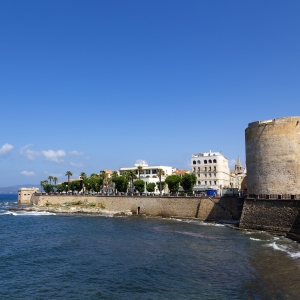 Bastioni Cristoforo Colombo ad Alghero, con la Torre  dell'Esperò Rejal o di Sulis in primo piano - Simone Antonazzo / ENIT SpA