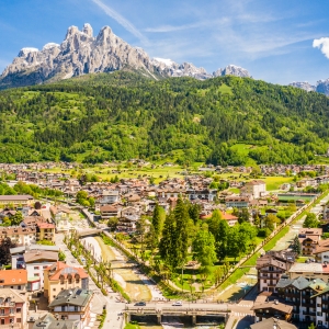 L'abitato di Fiera di Primiero con le Pale di San Martino sullo sfondo - ENIT SpA