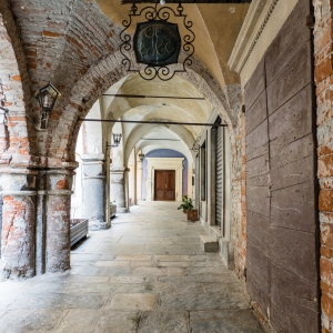 Portico nel borgo di Avigliana - ENIT SpA