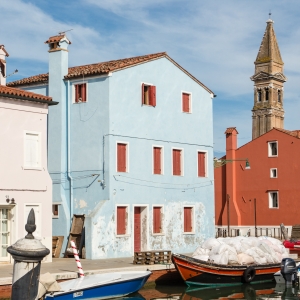 Case colorate di Burano, sullo sfondo, il campanile della Chiesa di San Martino - Simone Antonazzo / ENIT SpA