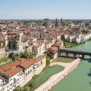 Vista aerea di Bassano del Grappa con il Ponte degli Alpini sul fiume Brenta - ENIT SpA