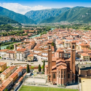 Vista aerea di Bassano del Grappa con il tempio ossario in primo piano - ENIT SpA