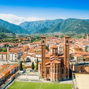 Vista aerea di Bassano del Grappa con il tempio ossario in primo piano - ENIT SpA
