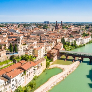 Vista aerea di Bassano del Grappa con il Ponte degli Alpini sul fiume Brenta - ENIT SpA